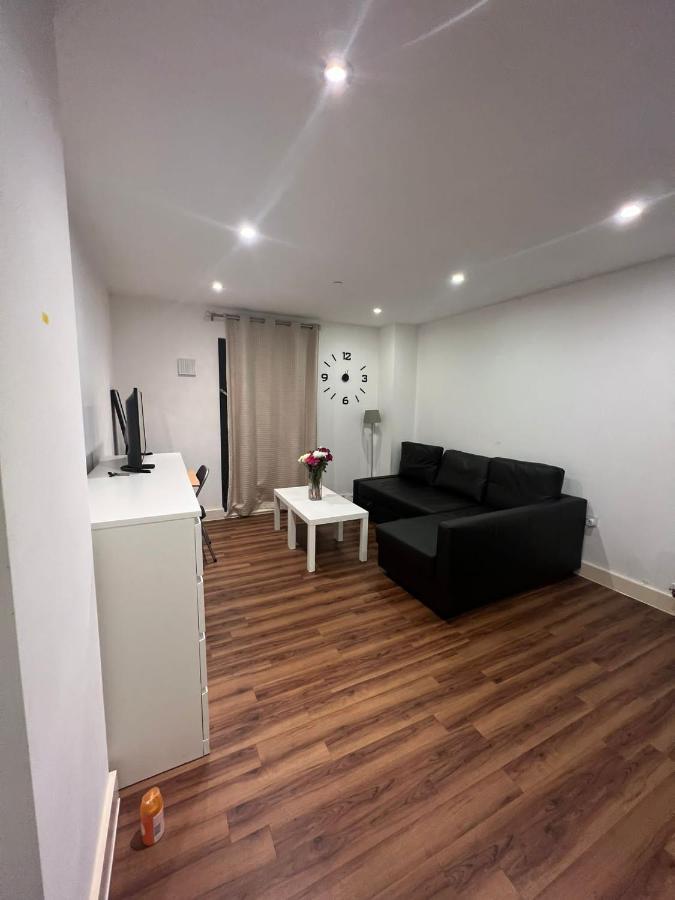 Lovely Luxury 1-Bed Apartment In Wembley London Exterior foto