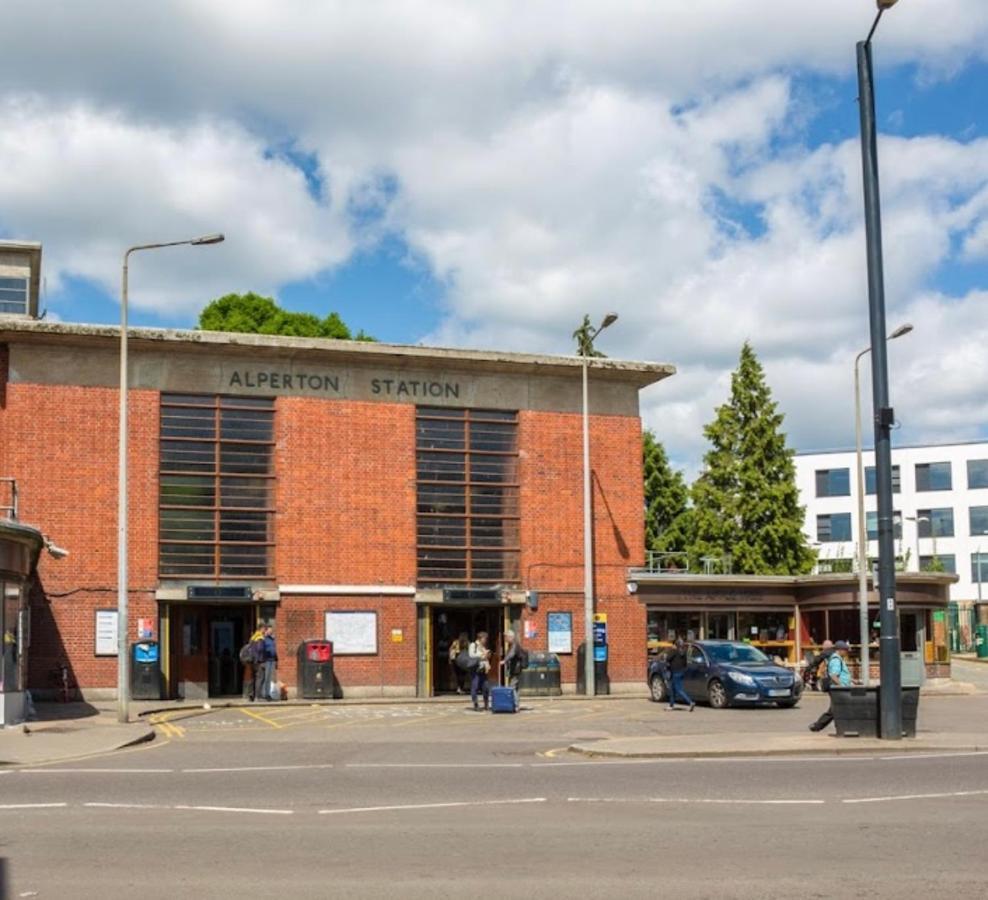 Lovely Luxury 1-Bed Apartment In Wembley London Exterior foto